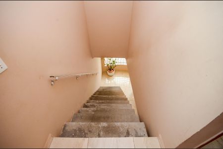 Casa à venda com 205m², 3 quartos e 2 vagas Casa à venda com 205m², 3 quartos e 2 vagasEscada