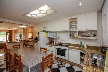 Casa à venda com 205m², 3 quartos e 2 vagas Casa à venda com 205m², 3 quartos e 2 vagasCozinha