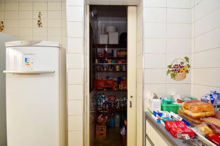 Casa à venda com 450m², 3 quartos e 4 vagas Casa à venda com 450m², 3 quartos e 4 vagascozinha deposito