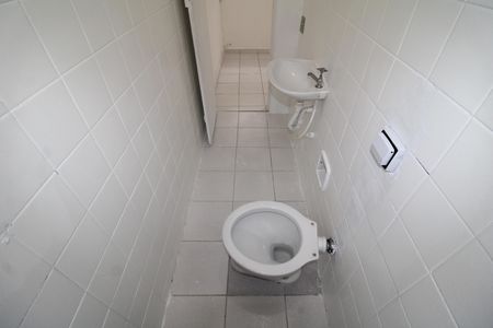 Banheiro de casa para alugar com 2 quartos, 72m² em Vila Baruel, São Paulo