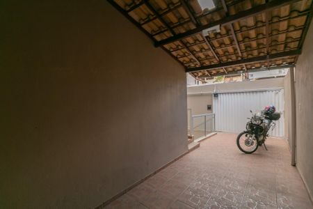 Casa à venda com 3 quartos, 418m² em Heliópolis, Belo Horizonte