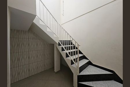 Casa para alugar com 141m², 2 quartos e 2 vagas Casa para alugar com 141m², 2 quartos e 2 vagasEscadas