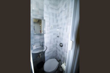 Banheiro de serviço de apartamento para alugar com 2 quartos, 85m² em Vista Alegre, Rio de Janeiro