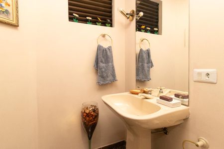 Apartamento à venda com 350m², 4 quartos e 3 vagas Apartamento à venda com 350m², 4 quartos e 3 vagasLavabo 1