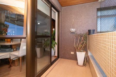 Apartamento à venda com 350m², 4 quartos e 3 vagas Apartamento à venda com 350m², 4 quartos e 3 vagasSacada
