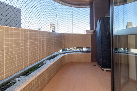 Apartamento à venda com 350m², 4 quartos e 3 vagas Apartamento à venda com 350m², 4 quartos e 3 vagasSacada