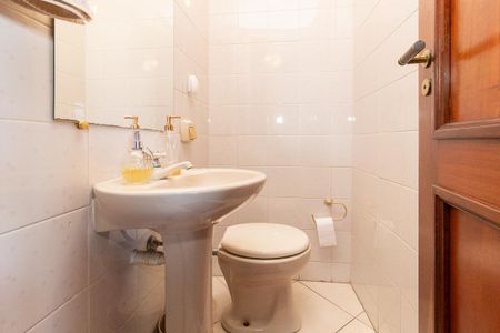 Apartamento à venda com 350m², 4 quartos e 3 vagas Apartamento à venda com 350m², 4 quartos e 3 vagasLavabo 2