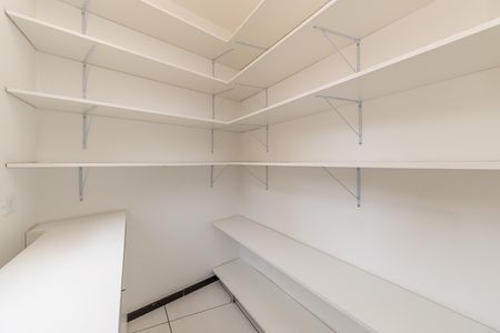 Dispensa de apartamento para alugar com 4 quartos, 157m² em Heliópolis, Belo Horizonte