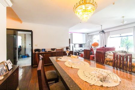 Casa para alugar com 340m², 3 quartos e 8 vagas Casa para alugar com 340m², 3 quartos e 8 vagasSala