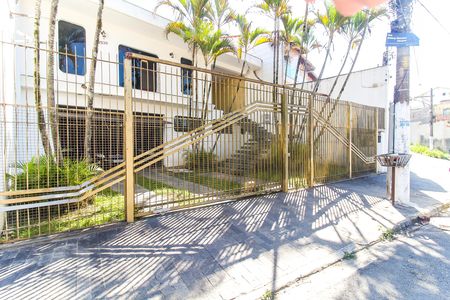 Casa para alugar com 340m², 3 quartos e 8 vagas Casa para alugar com 340m², 3 quartos e 8 vagasFachada