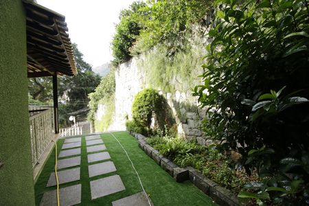 Casa de condomínio para alugar com 700m², 3 quartos e 2 vagasQuintal
