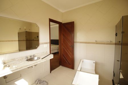 Casa de condomínio para alugar com 700m², 3 quartos e 2 vagasBanheiro da Suíte 3