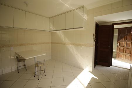 Cozinha de casa de condomínio para alugar com 3 quartos, 700m² em Jacarepaguá, Rio de Janeiro