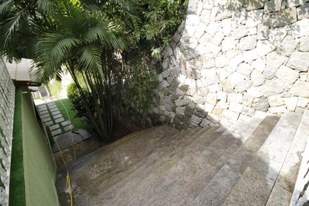 Casa de condomínio para alugar com 700m², 3 quartos e 2 vagasQuintal - escada