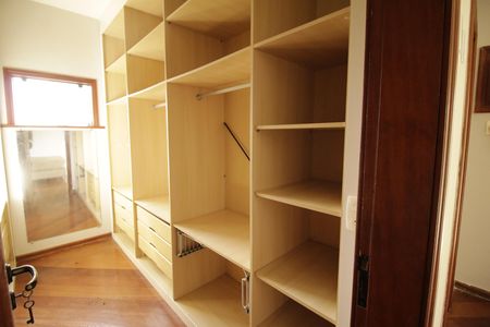 Casa de condomínio para alugar com 700m², 3 quartos e 2 vagasCloset
