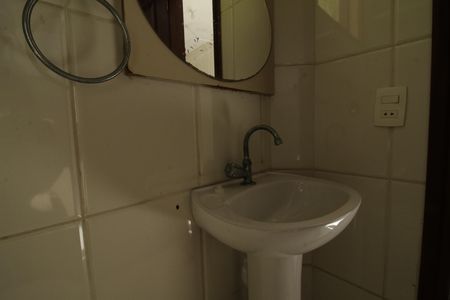 Banheiro de serviço de casa de condomínio para alugar com 3 quartos, 700m² em Jacarepaguá, Rio de Janeiro