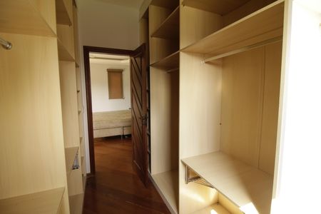 Casa de condomínio para alugar com 700m², 3 quartos e 2 vagasCloset