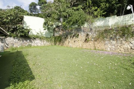 Casa de condomínio para alugar com 700m², 3 quartos e 2 vagasQuintal