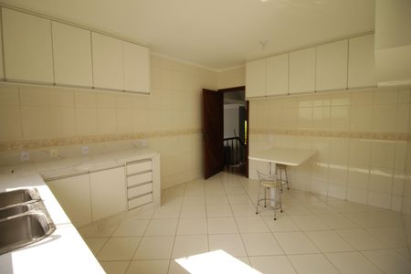Casa de condomínio para alugar com 700m², 3 quartos e 2 vagasCozinha