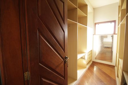 Casa de condomínio para alugar com 700m², 3 quartos e 2 vagasCloset