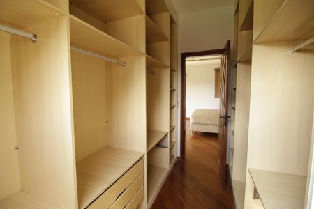 Casa de condomínio para alugar com 700m², 3 quartos e 2 vagasCloset