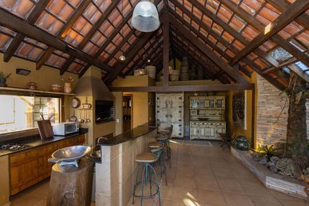 Casa de condomínio à venda com 400m², 4 quartos e 6 vagas Casa de condomínio à venda com 400m², 4 quartos e 6 vagasÁrea Externa