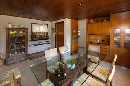 Casa de condomínio à venda com 400m², 4 quartos e 6 vagas Casa de condomínio à venda com 400m², 4 quartos e 6 vagasSala de Jantar