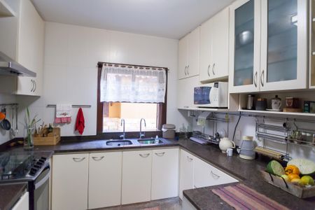 Casa de condomínio à venda com 400m², 4 quartos e 6 vagas Casa de condomínio à venda com 400m², 4 quartos e 6 vagasCozinha