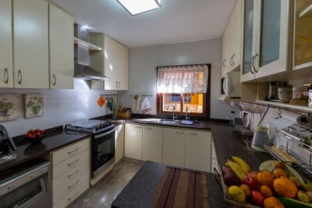 Casa de condomínio à venda com 400m², 4 quartos e 6 vagas Casa de condomínio à venda com 400m², 4 quartos e 6 vagasCozinha