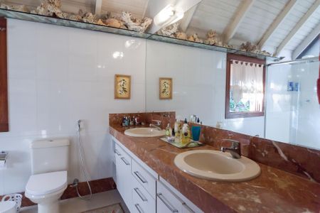 Casa de condomínio à venda com 400m², 4 quartos e 6 vagas Casa de condomínio à venda com 400m², 4 quartos e 6 vagasBanheiro suite