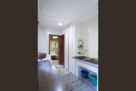 Casa de condomínio à venda com 400m², 4 quartos e 6 vagas Casa de condomínio à venda com 400m², 4 quartos e 6 vagasÁrea de Serviço