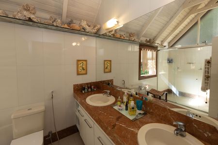 Casa de condomínio à venda com 400m², 4 quartos e 6 vagas Casa de condomínio à venda com 400m², 4 quartos e 6 vagasBanheiro da Suíte