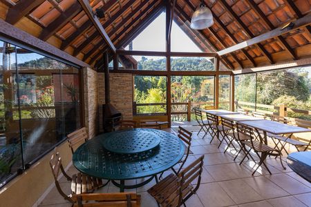Casa de condomínio à venda com 400m², 4 quartos e 6 vagas Casa de condomínio à venda com 400m², 4 quartos e 6 vagasÁrea Externa