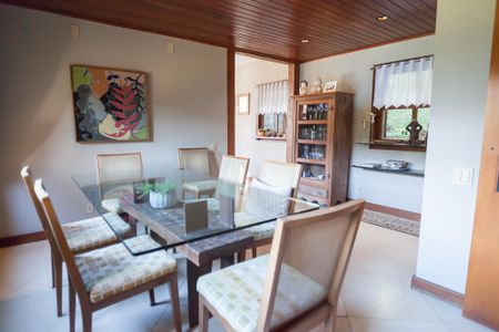 Casa de condomínio à venda com 400m², 4 quartos e 6 vagas Casa de condomínio à venda com 400m², 4 quartos e 6 vagasSala de Jantar