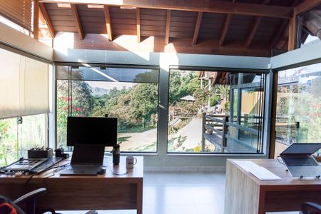 Casa de condomínio à venda com 400m², 4 quartos e 6 vagas Casa de condomínio à venda com 400m², 4 quartos e 6 vagasEscritório