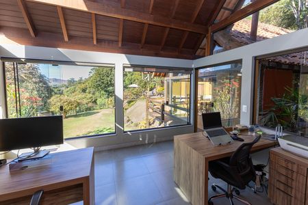 Casa de condomínio à venda com 400m², 4 quartos e 6 vagas Casa de condomínio à venda com 400m², 4 quartos e 6 vagasEscritório