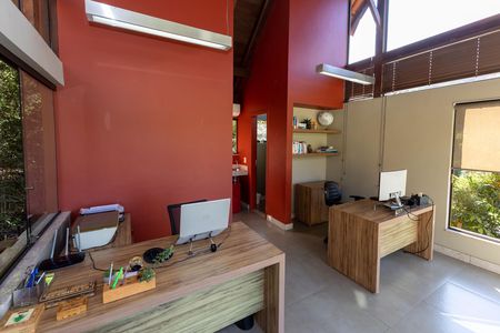 Casa de condomínio à venda com 400m², 4 quartos e 6 vagas Casa de condomínio à venda com 400m², 4 quartos e 6 vagasEscritório