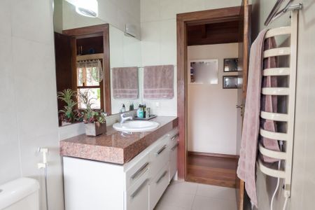 Banheiro Social de casa de condomínio à venda com 4 quartos, 400m² em Vila D’el Rey, Nova Lima