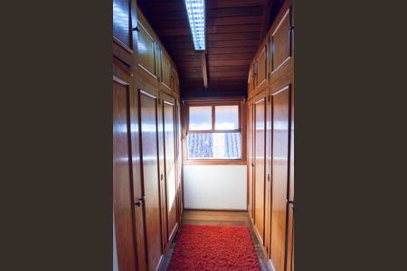 Casa de condomínio à venda com 400m², 4 quartos e 6 vagas Casa de condomínio à venda com 400m², 4 quartos e 6 vagasCloset da suíte
