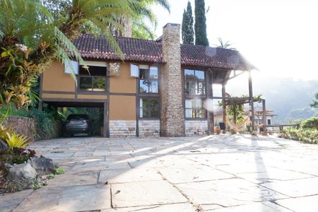 Casa de condomínio à venda com 400m², 4 quartos e 6 vagas Casa de condomínio à venda com 400m², 4 quartos e 6 vagasFachada