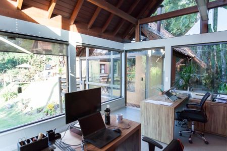 Casa de condomínio à venda com 400m², 4 quartos e 6 vagas Casa de condomínio à venda com 400m², 4 quartos e 6 vagasEscritório