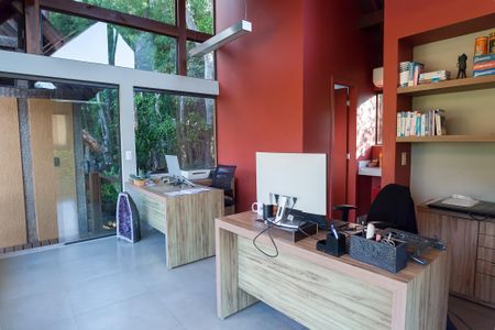 Casa de condomínio à venda com 400m², 4 quartos e 6 vagas Casa de condomínio à venda com 400m², 4 quartos e 6 vagasEscritório