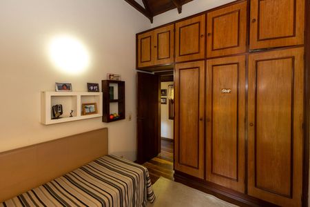 Casa de condomínio à venda com 400m², 4 quartos e 6 vagas Casa de condomínio à venda com 400m², 4 quartos e 6 vagasQuarto 2
