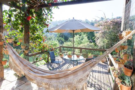 Casa de condomínio à venda com 400m², 4 quartos e 6 vagas Casa de condomínio à venda com 400m², 4 quartos e 6 vagasVaranda