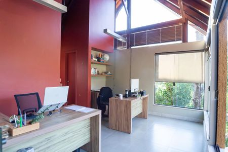 Casa de condomínio à venda com 400m², 4 quartos e 6 vagas Casa de condomínio à venda com 400m², 4 quartos e 6 vagasEscritório