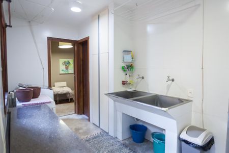 Casa de condomínio à venda com 400m², 4 quartos e 6 vagas Casa de condomínio à venda com 400m², 4 quartos e 6 vagasÁrea de Serviço