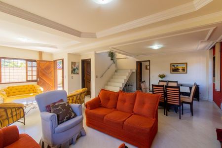 Casa para alugar com 350m², 3 quartos e 5 vagas Casa para alugar com 350m², 3 quartos e 5 vagasSala