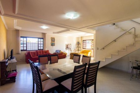 Casa para alugar com 350m², 3 quartos e 5 vagas Casa para alugar com 350m², 3 quartos e 5 vagasSala