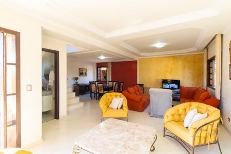 Casa para alugar com 350m², 3 quartos e 5 vagas Casa para alugar com 350m², 3 quartos e 5 vagasSala