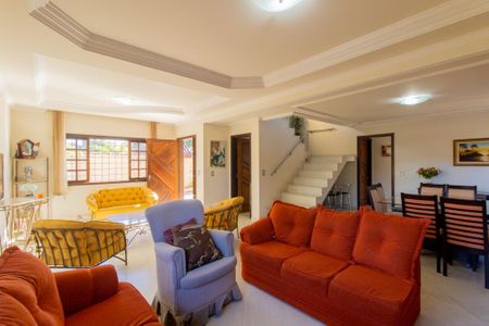 Casa para alugar com 350m², 3 quartos e 5 vagas Casa para alugar com 350m², 3 quartos e 5 vagasSala